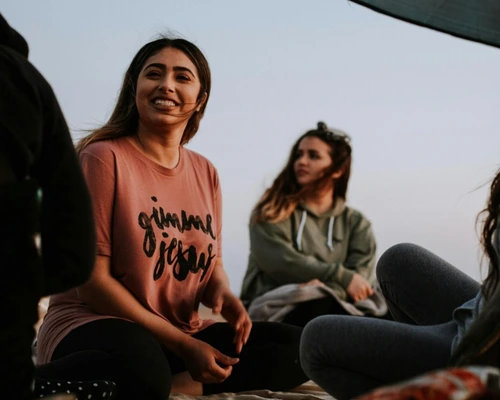 Lifestyle image representing how to find friends near me and build local friendship as a woman.