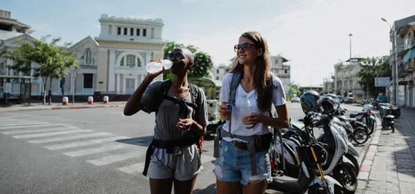 how to meet travel friends